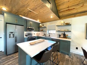 Fridge, microwave, oven, stovetop - HoneyBee: Waterfront + Mountain View + FirePit (Glenwood)