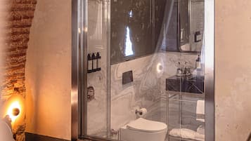 DELUXE SUITE | 1 bedroom, Egyptian cotton sheets, premium bedding, minibar