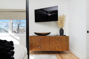4 bedrooms, desk, iron/ironing board, free WiFi