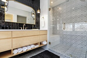 Shower, hair dryer, towels, soap - PRIDE ROCK Luxury Retreat (Manhattan)