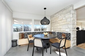 Dining - PRIDE ROCK Luxury Retreat (Manhattan)