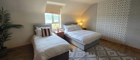 House | 5 bedrooms, free WiFi, bed sheets