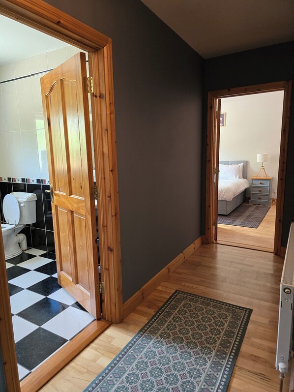 House | 5 bedrooms, free WiFi, bed sheets
