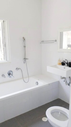 Shower, hair dryer, towels, shampoo