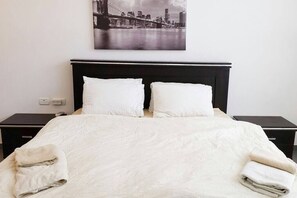 2 bedrooms, iron/ironing board, WiFi, bed sheets