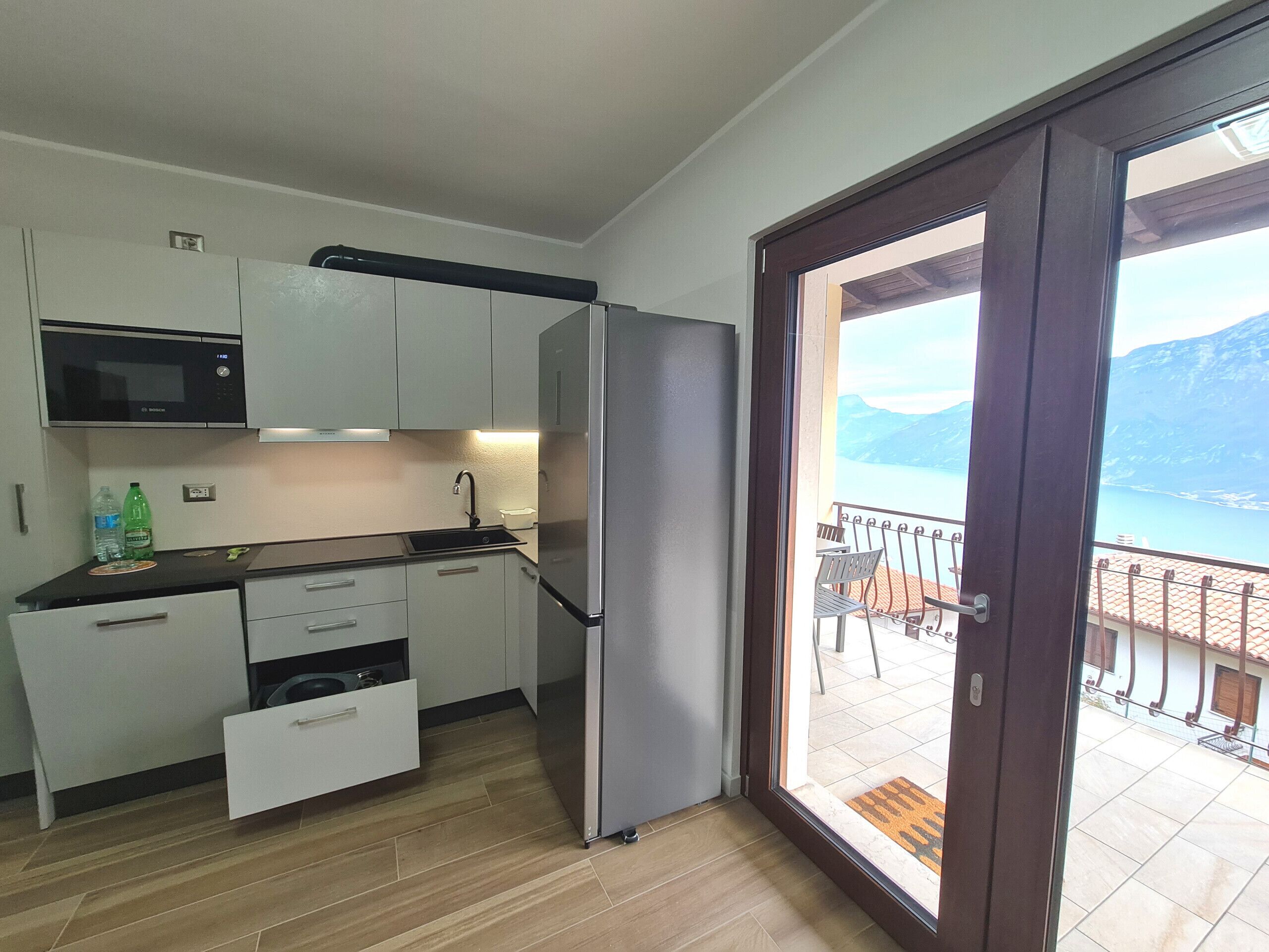 Jääkaappi, mikroaaltouuni, liesi, astianpesukone