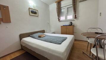 Chambre Deluxe | 1 chambre, chambres insonorisées, fer et planche à repasser