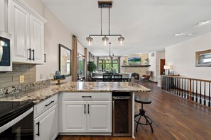 Fridge, microwave, oven, stovetop - Seagull 1 - Ultimate vacation getaway in Osage Beach! (Osage Beach)