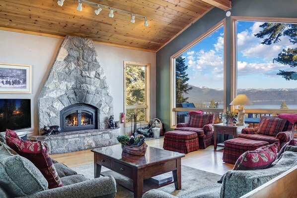 TV, fireplace, DVD player, stereo - Lakeview Hideaway – 3BDR for 8 w/ Private Hot Tub! (Carnelian Bay)