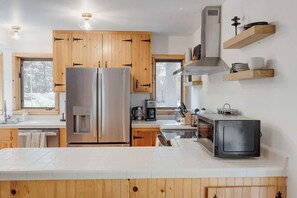 冷蔵庫、電子レンジ、オーブン、コンロ