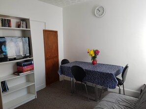 Dining - Portsmouth Three-Bedroom House near Centre with Free Parking and Fast Free WiFi (Portsmouth)