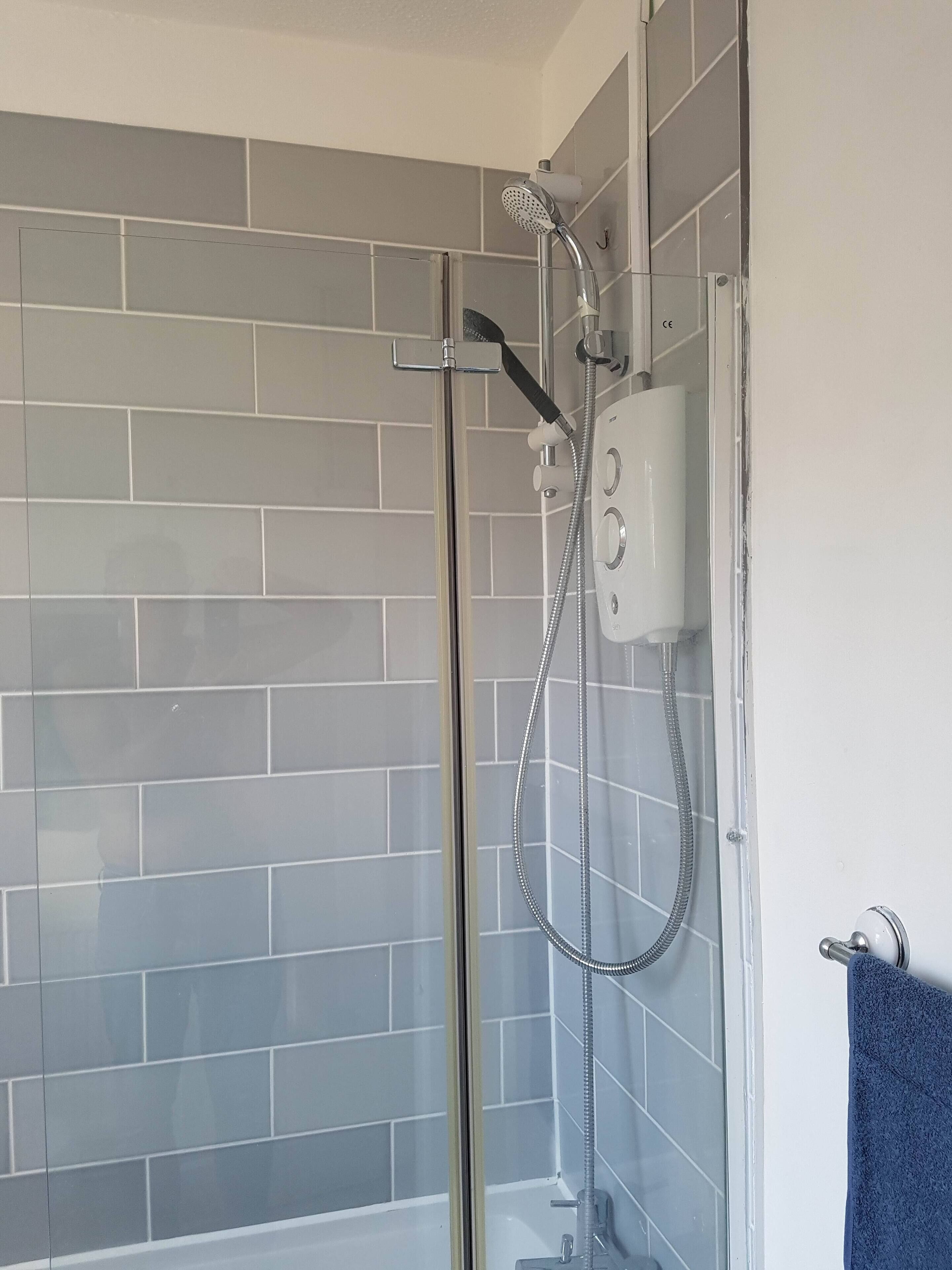 Haartrockner, Handtücher, Seife, Toilettenpapier