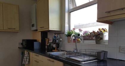 Portsmouth Three-Bedroom House near Centre with Free Parking and Fast Free WiFi