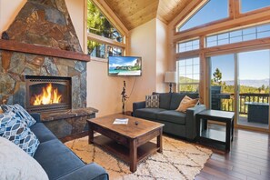 Een televisie, een open haard en een stereo