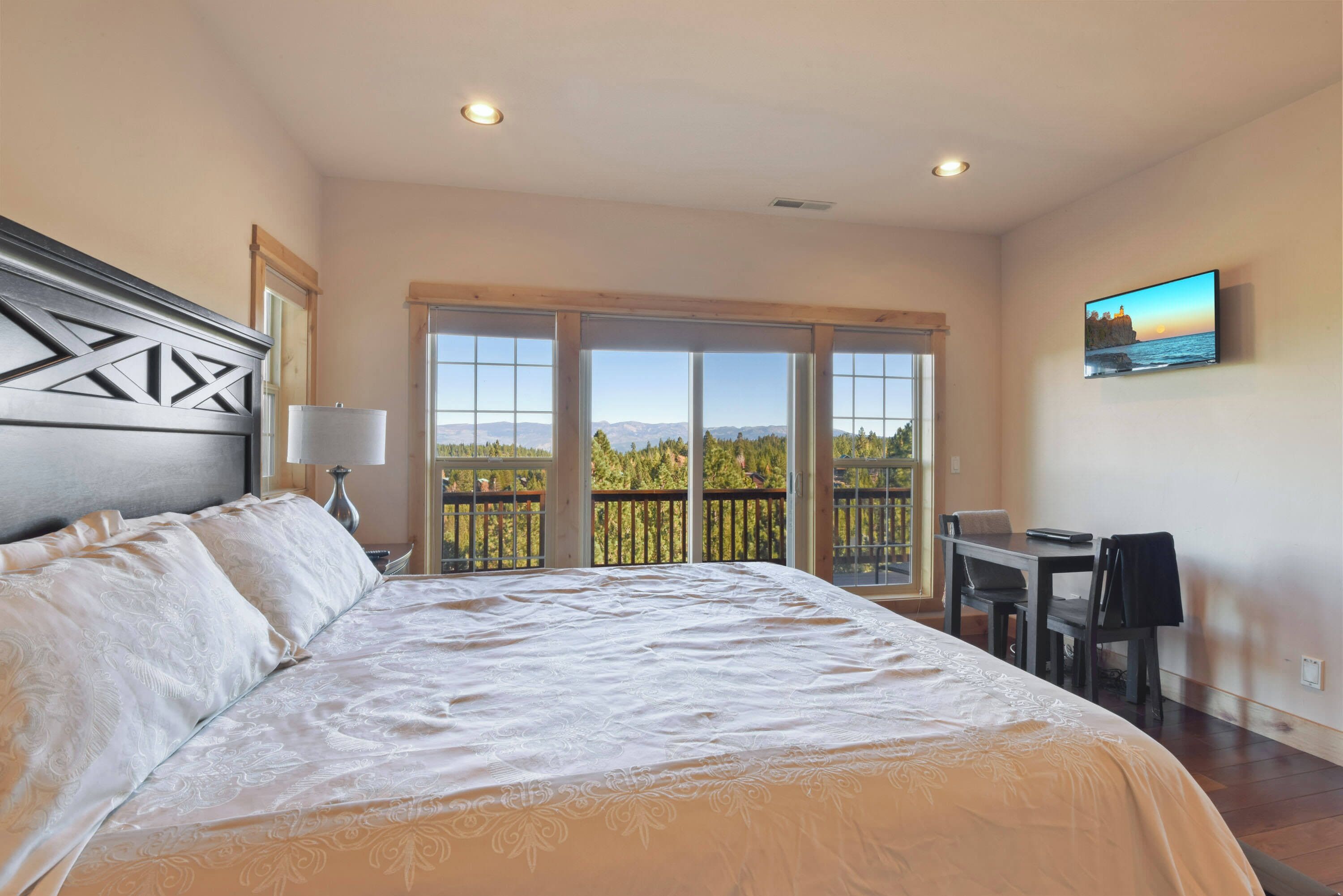 5 bedrooms, iron/ironing board, WiFi, bed sheets