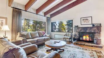 Fernseher, Kamin, DVD-Player, Stereoanlage