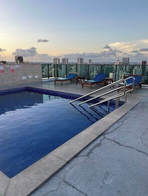 Una piscina al aire libre, una piscina climatizada