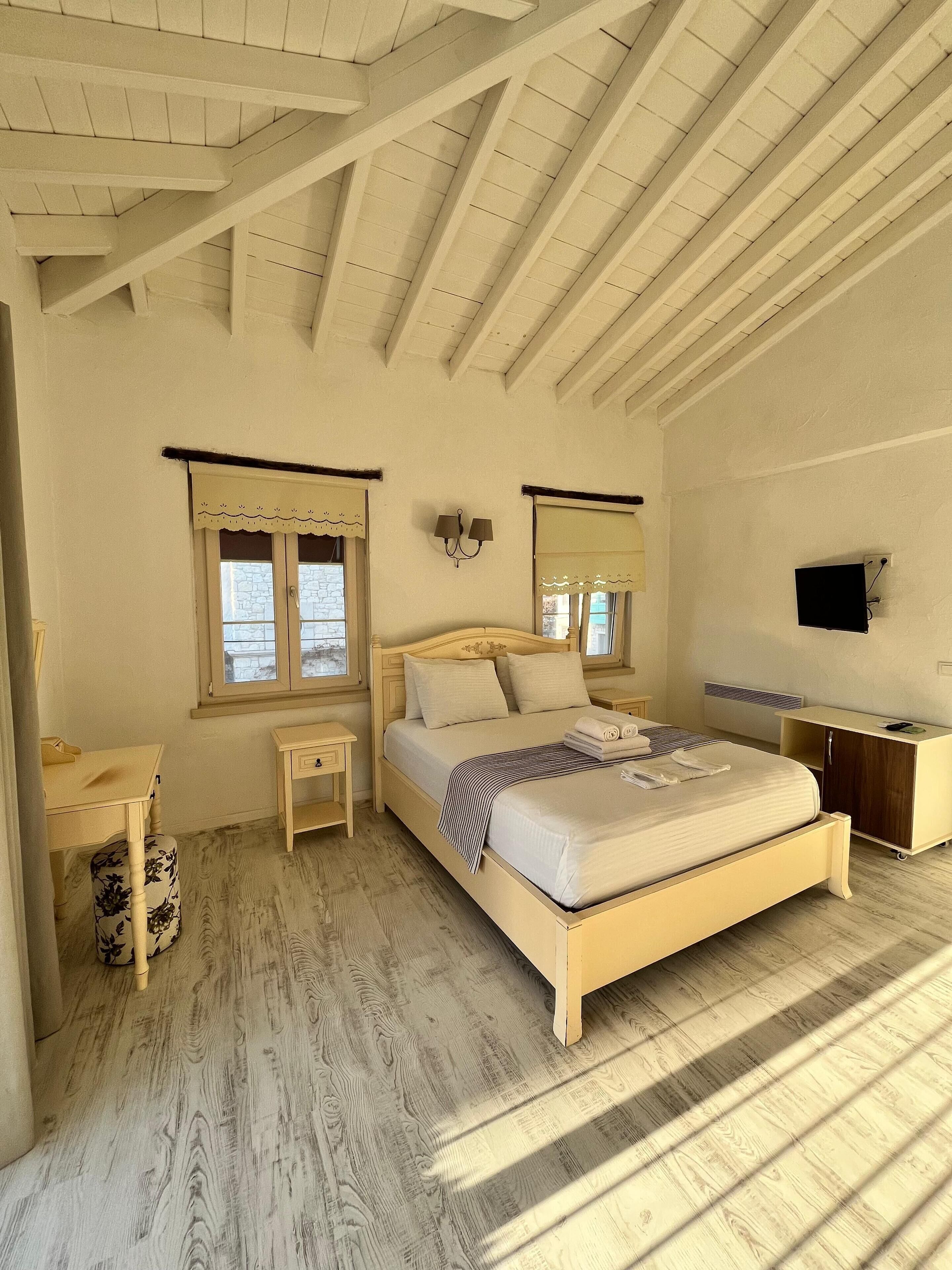 Superior Room | Egyptian cotton sheets, premium bedding, in-room safe