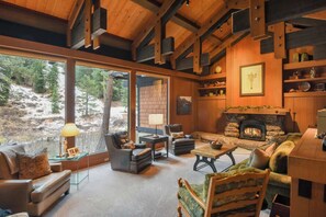 Fernseher, Kamin, Stereoanlage