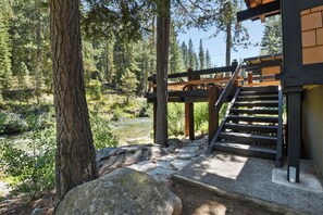 Property grounds - Joy on the River – Stunning Waterfront Home for 10 (Olympic Valley)