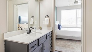 2 bedrooms, desk, iron/ironing board, WiFi - Landing | Amazing 2BD, Gym, Pool (Dallas)