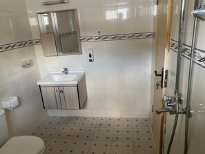 Superior kamer | Badkamer | Een douche, pantoffels, zeep, toiletpapier