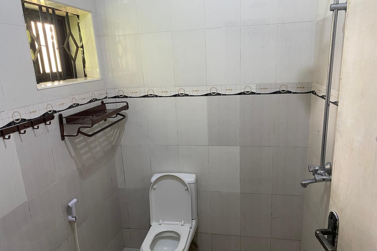 Standard Room | Bilik Mandi | Pancuran mandi, selipar, sabun, tisu tandas