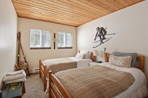 3 bedrooms, iron/ironing board, WiFi, bed sheets