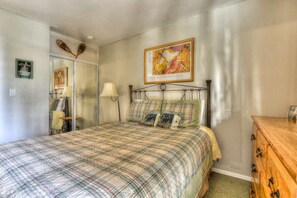 3 bedrooms, iron/ironing board, WiFi, bed sheets - Lake Forest Villa | Patio w/ BBQ (Tahoe City)