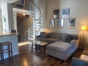 Fernseher, Kamin, DVD-Player