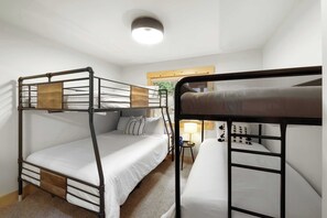 3 habitaciones, tabla de planchar con plancha, wifi y ropa de cama