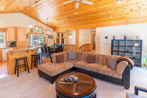 TV, fireplace, DVD player - Cedar Chateau w/ Game Room & HOA Access! (Truckee)