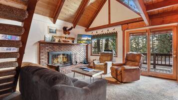 Télévision, cheminée, lecteur de DVD