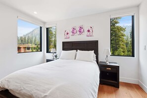 4 bedrooms, iron/ironing board, WiFi, bed sheets