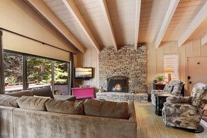 Televisión y chimenea 