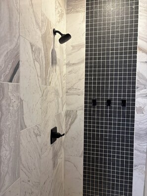 Douche, séchoir à cheveux, serviettes fournies, savon