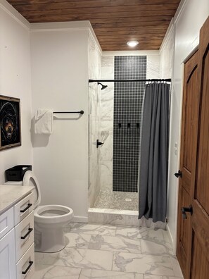 Douche, sèche-cheveux, serviettes fournies, savon