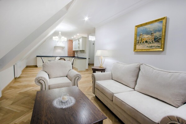 Deluxe-Suite, Stadtblick | Wohnbereich | 32-Zoll-Smart-TV mit Satellitenempfang