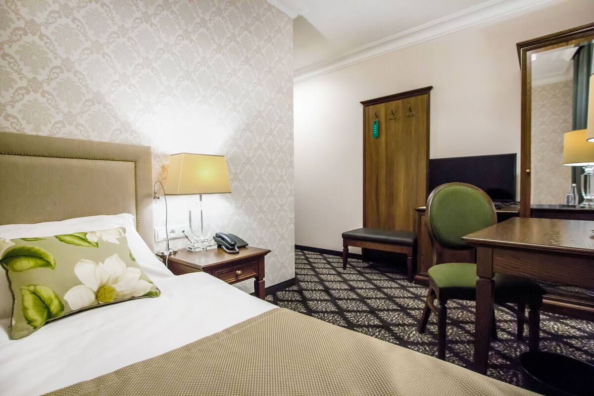 Single Room | 1 bedroom, minibar, desk, free WiFi