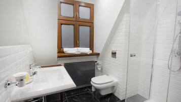 Ein Badezimmer mit Waschbecken, Toilette und Duschkabine.
