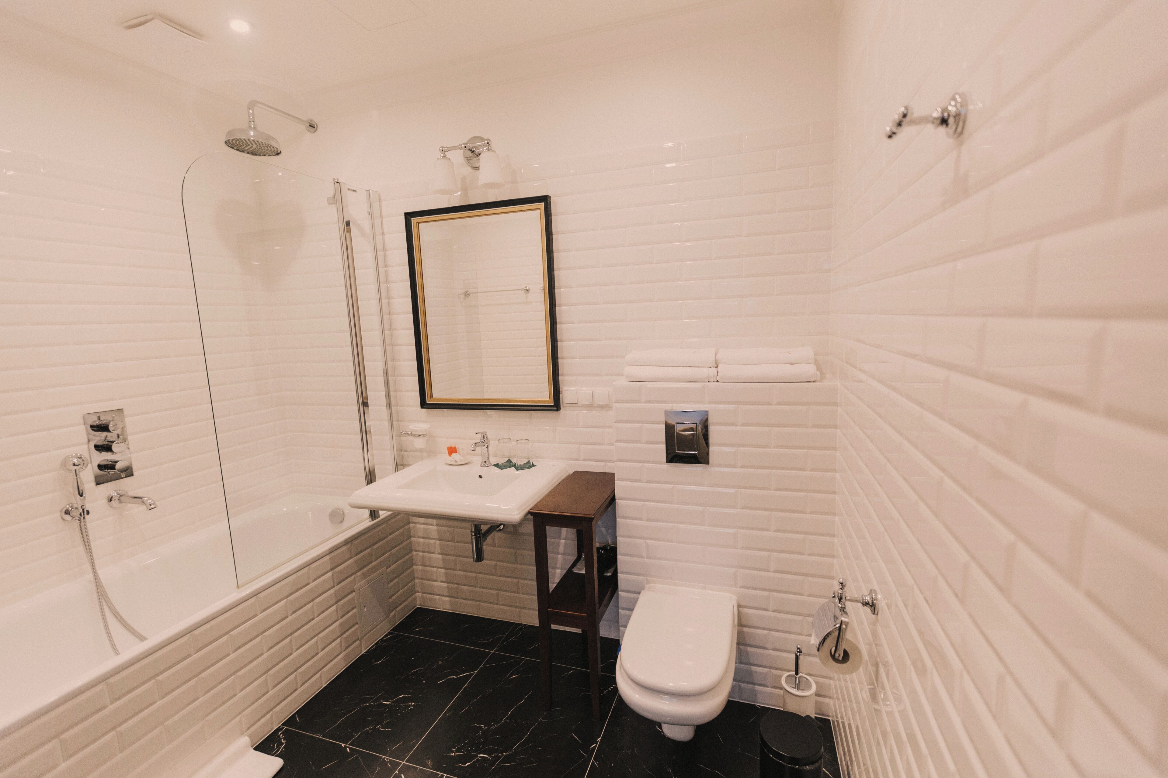 Une salle de bain avec une baignoire, un lavabo, des toilettes et une douche.