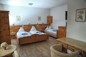 Een kluis op de kamer, een bureau, een laptopwerkplek