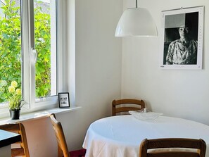 Dining - Charming apartment with air conditioning, WiFi, smart TV surrounded by greenery (Altrip)
