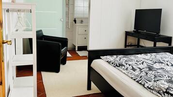 1 habitación, escritorio, tabla de planchar con plancha y wifi