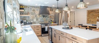 The Farmhouse- Charming 4-bedroom house with Lake Access & Hot Tub.