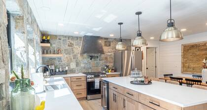 The Farmhouse- Charming 4-bedroom house with Lake Access & Hot Tub.