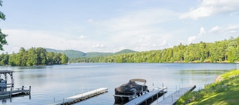 The Farmhouse-Charming 4-Bedroom House- Hot Tub- Lake Access with Dock Space