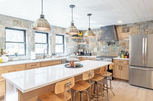 The Farmhouse-Charming 4-Bedroom House- Hot Tub- Lake Access with Dock Space