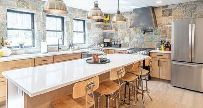 The Farmhouse-Charming 4-Bedroom House- Hot Tub- Lake Access with Dock Space