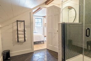 4 habitaciones, escritorio, tabla de planchar con plancha y wifi gratis